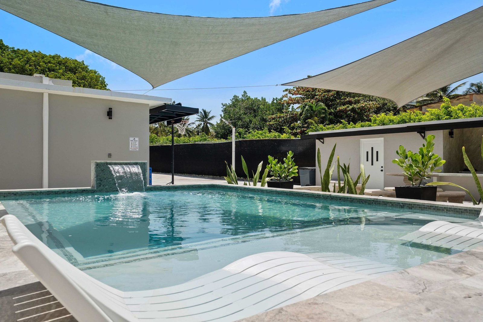 Piscina compartida con velas de sombra